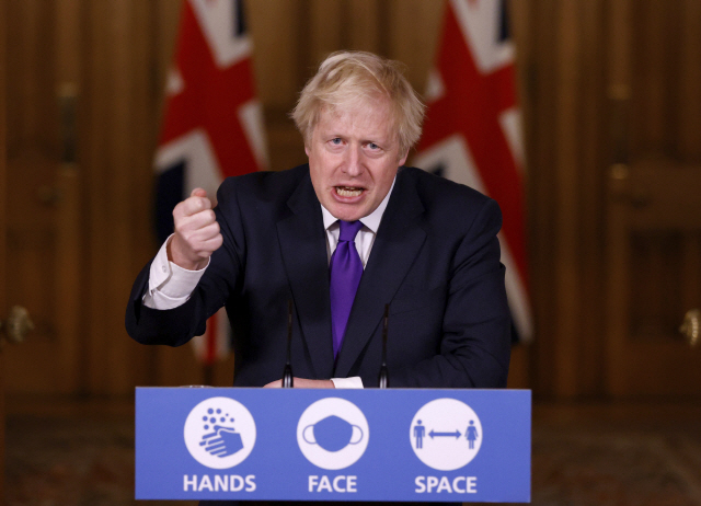 2일(현지시간) 보리스 존슨 영국 총리가 기자회견을 열어 영국의 코로나19 상황에 대해 설명하고 있다./AP연합뉴스