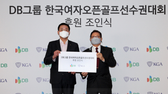 김남호(왼쪽) DB그룹 회장과 허광수 대한골프협회 회장이 한국여자오픈 후원 조인식에서 기념촬영을 하고 있다.