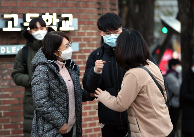 2021학년도 대학수학능력시험(수능)이 실시된 3일 오전 서울 종로구 동성고등학교에 마련된 고사장 앞에서 한 수험생 부모가 자녀를 응원하고 있다. /연합뉴스