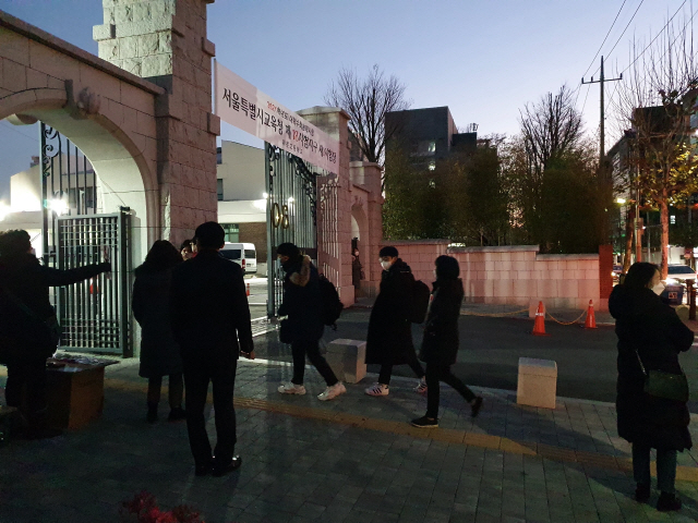 3일 오전 대학수학능력시험이 치러지는 서울 강남구 휘문고등학교 앞에서 수험생들이 고사장에 들어가고 있다.  /심기문기자