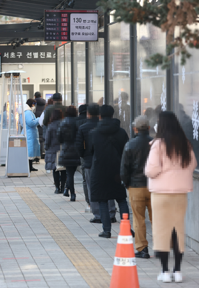 국내 신종코로나 바이러스(코로나19) 감염증 신규 확진자가 540명을 기록한 3일 오전 서울 서초보건소 선별진료소를 찾은 시민들이 검사를 위해 대기하고 있다./연합뉴스