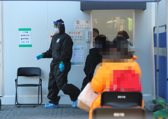 대학수학능력시험일인 3일 오전 서울 중랑구청 선별진료소에서 시민들이 검사를 받기 위해 대기하고 있다./연합뉴스