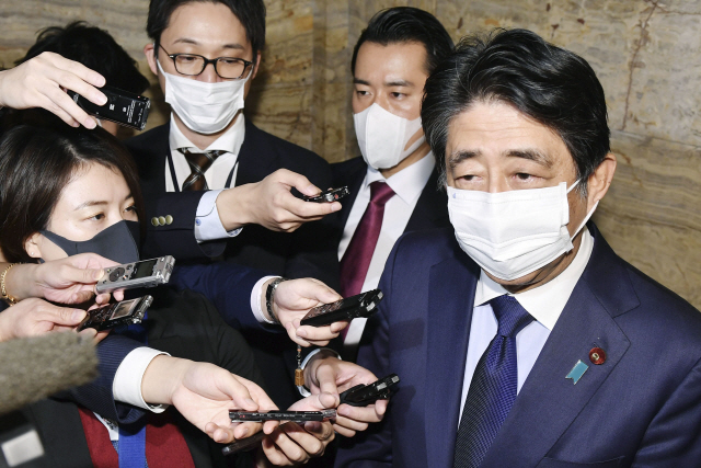 지난달 24일 일본 국회에서 아베 신조 전 일본 총리가 기자들의 질문에 답하고 있다./교도연합뉴스