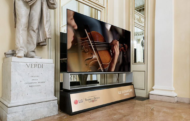 이탈리아 ‘라 스칼라’ 오페라극장에 전시된 LG 시그니처 올레드 8K. /사진제공=LG전자