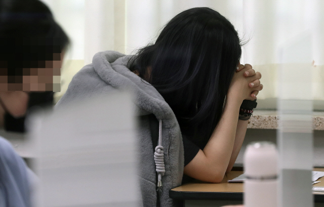 3일 오전 서울 서초구 반포고등학교에 마련된 수능 고사장에서 수험생이 시험 시작을 기다리고 있다. /사진공동취재단