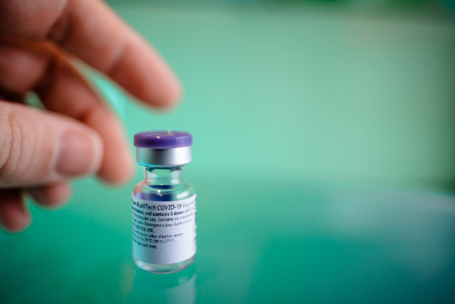 첫 백신에 갈라진 유럽... 英 '인류의 진격' vs EU '안전이 더 중요'
