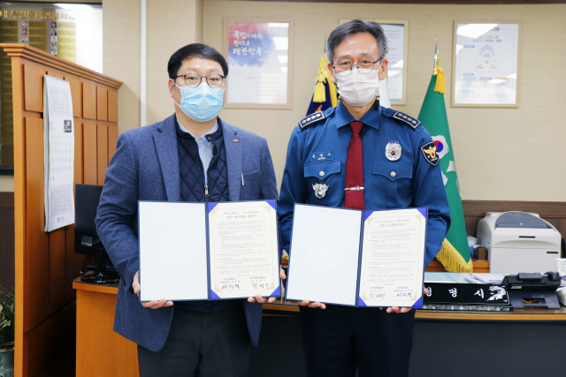 와이즈유(영산대학교) 경찰행정학과가 최근 부산 동래경찰서와 관학협정을 체결하고 기념촬영을 하고 있다./사진제공=와이즈유