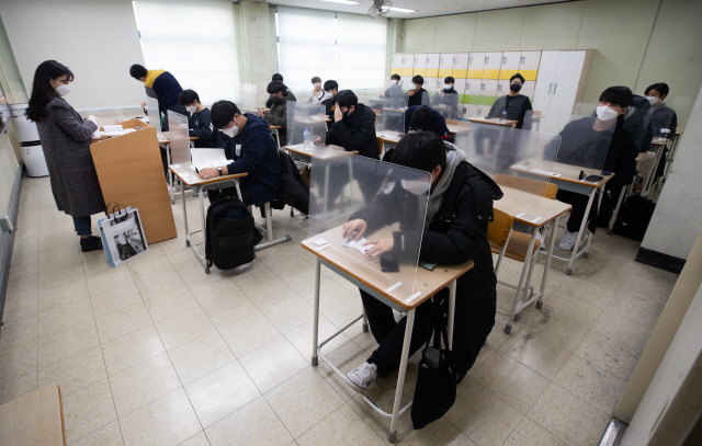 2021학년도 대학수학능력시험이 치러진 3일 오전 서울 용산구 용산고등학교에서 수험생들이 시험 준비를 하고 있다./사진공동취재단