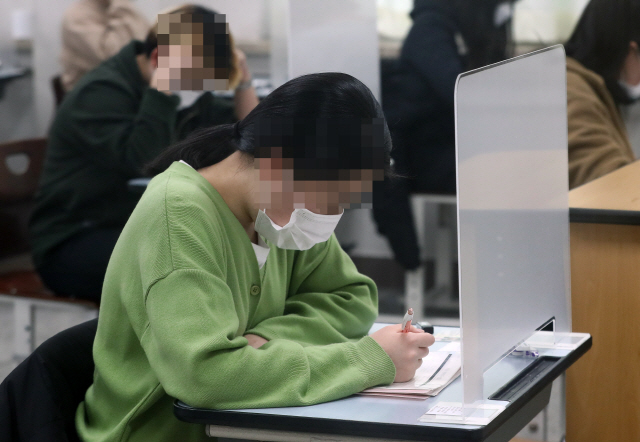 3일 오전 서울 서초구 반포고등학교에 마련된 수능 고사장에서 수험생들이 시험 시작 전 공부를 하고 있다. /사진공동취재단