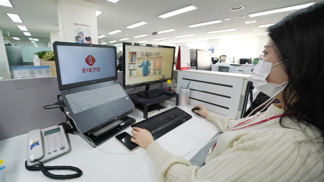 롯데건설의 한 직원이 지난 3일 비대면 방식으로 진행된 ‘여성 인재 리더십 포럼’ 강의를 듣고 있다. /사진제공=롯데건설