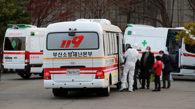 지난 1일 오후 부산 연제구 한 주차장에서 코로나19 환자들이 대구 동산병원으로 이송되고 있다./연합뉴스