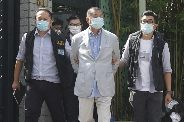 지난 8월 10일 아침 자택에서 체포된 지미 라이 빈과일보 사주의 모습. 그는 12일 보석으로 일단 풀려났지만 여파로 홍콩 증시가 크게 출렁거리고 있다. /AP연합뉴스