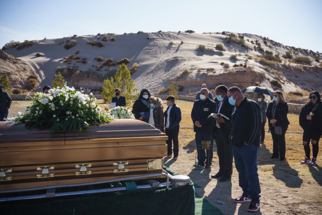3일(현지 시간) 미국 뉴멕시코에서 코로나19 합병증으로 사망한 움베르토 로살레스의 장례식을 찾은 유족과 친구들이 애도하고 있다. 이날 전 세계 코로나19 사망자 수는 151만 명을 넘겼다. /AFP연합뉴스