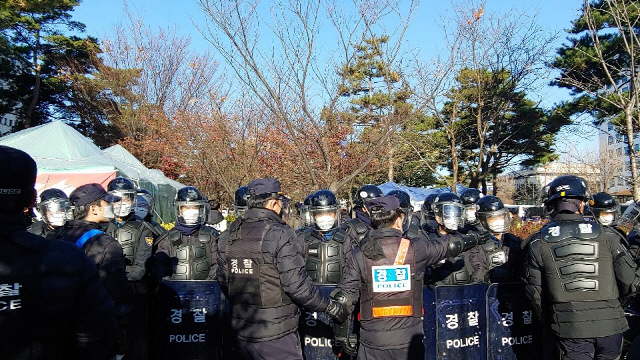 경찰이 4일 서울 여의도 국회 인근에 설치된 민주노총 천막 인근에서 시민들의 접근을 통제하고 있다.    /변재현기자