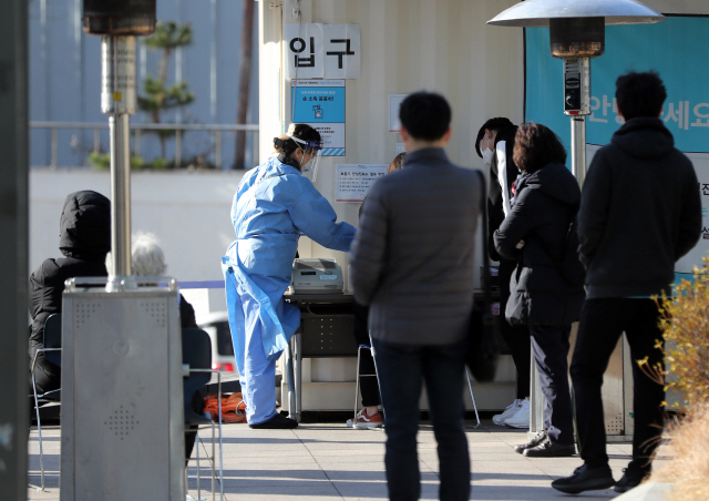 국내 신종 코로나바이러스 감염증(코로나19) 신규 확진자가 연일 400∼500명대로 나오며 ‘3차 대유행’ 국면으로 접어들자 중환자 병상 부족 문제에 대한 우려도 커지고 있다. 사진은 중랑구 서울의료원 선별진료소에서 시민들이 코로나 19 검사를 받기위해 대기하는 모습. /연합뉴스