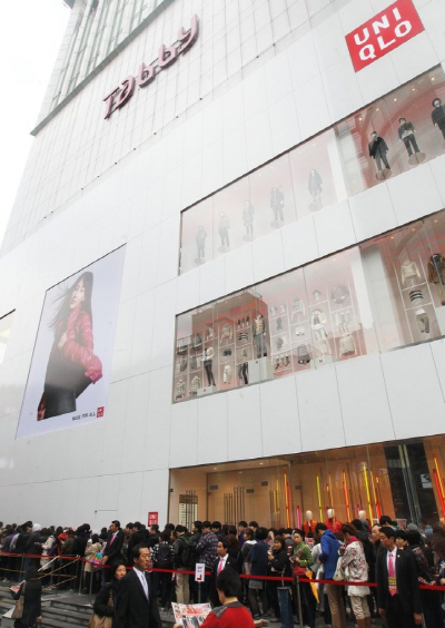 지난 2011년 11월 유니클로의 서울 명동중앙점 개장 당시 사람들이개장을 기다리고 있는 모습/연합뉴스