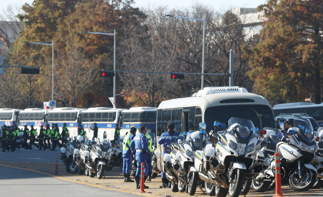 지난 4일 여의도 국회 인근에서 산발적으로 열리는 민주노총의 노조법 통과 반대 기습 집회에 대비해 경찰들이 국회 주변에 대기하고 있다. /연합뉴스