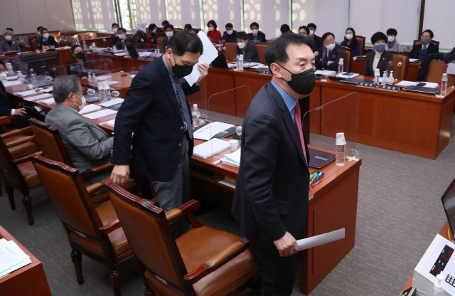 국회 외교통일위원회 국민의힘 김석기 간사와 김기현 의원 등이 지난 2일 여의도 국회에서 열린 외교통일위원회 전체회의에서 남북관계 발전에 관한 법률 일부개정법률안 표결 처리에 반대하며 집단 퇴장하고 있다. /연합뉴스