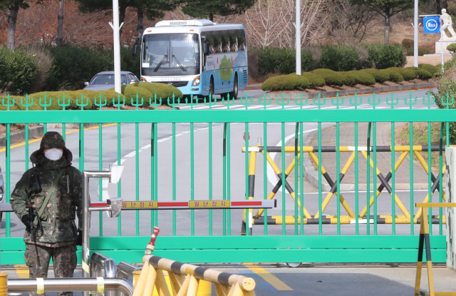 지난달 28일 오후 전남 장성군 상무대에서 코로나19 확진 군인을 태운 버스가 국군 대전통합병원으로 이동하고 있다. 상무대에서는 육군포병학교 교육생 장교 확진자와 접촉한 16명의 군인이 이날 추가 확진됐다. /연합뉴스