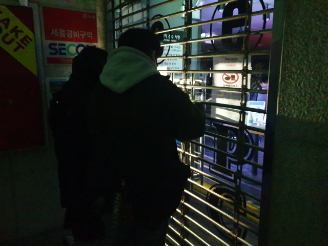 지난 5일 오후 9시께 서울 성동구 왕십리역 인근의 한 PC방에서 점주와 직원이 매장 문을 잠그고 있다. /사진=허진기자