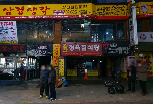 서울 사당역 인근 먹자골목을 찾은 시민들이 지난 5일 오후 9시 20분께 불 꺼진 식당 앞에서 대화를 나누고 있다. /사진=김태영기자