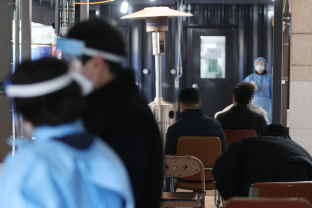 코로나19 신규 확진자가 600명대를 기록한 6일 오후 서울 동작구 보건소에 마련된 선별진료소에서 검사를 받으러 온 시민들이 대기하고 있다./연합뉴스