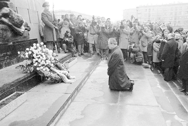 폴란드를 방문한 빌리 브란트 서독 총리가 1970년 12월 7일  아침 바르샤바 유대인 위령탑에 헌화한 후 빗물이 흐르는 바닥에 무릎을 끓은 채 사과하고 있다.