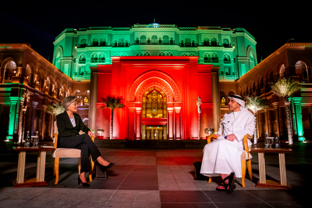 지난 5일 아랍에미리트(UAE)를 방문한 강경화 외교부장관이 아부다비에서 압둘라 빈 자이드 알 나흐안 외교국제협력부장관과 회담하고 있다./연합뉴스