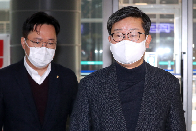 전해철(오른쪽) 행정안전부 장관 후보자가 6일 서울 종로구 임시 집무실로 출근하고 있다. /연합뉴스