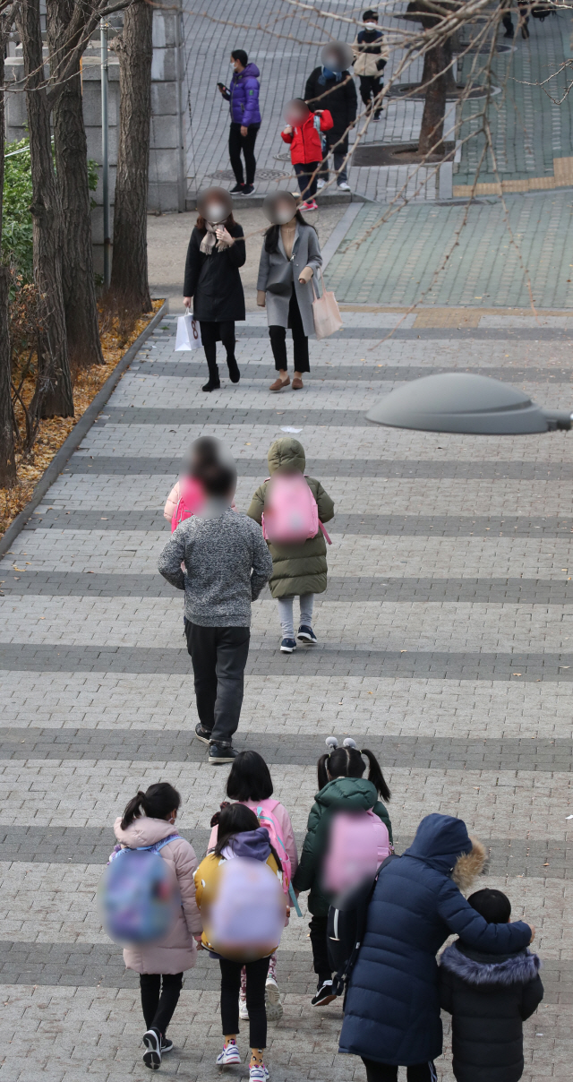 수도권 사회적 거리 두기가 2단계로 격상된 지난달 24일 오전 서울의 한 초등학교에서 어린이들이 등교하고 있다./연합뉴스