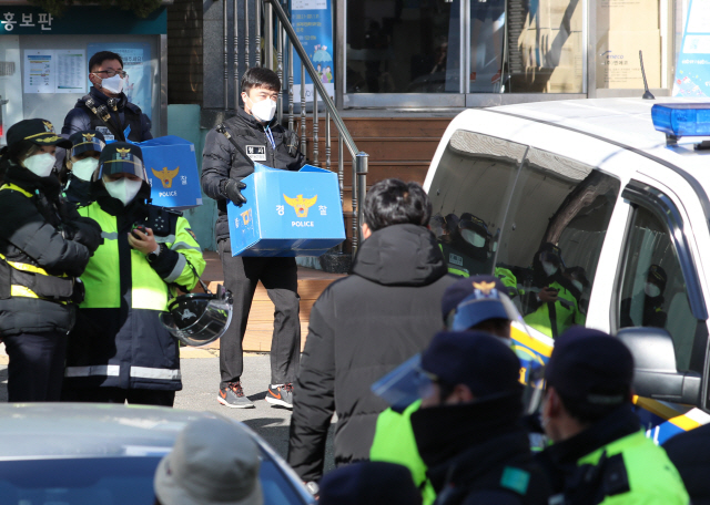 1일 오후 서울 성북구 사랑제일교회에서 압수수색을 마친 경찰이 물품을 옮기고 있다./연합뉴스