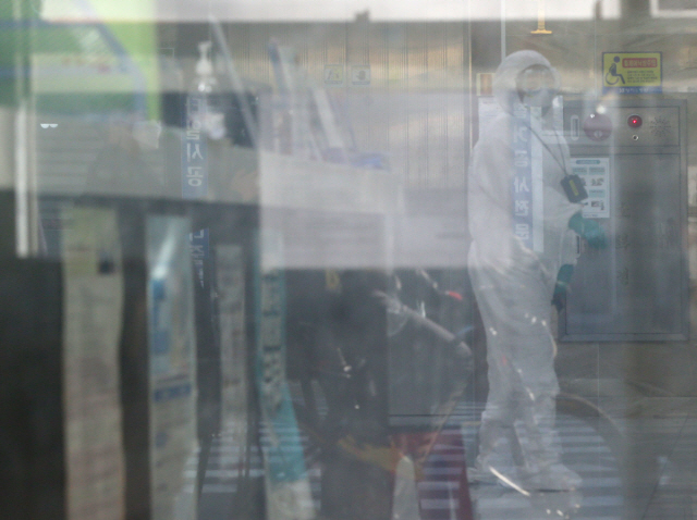6일 신종 코로나바이러스 감염증(코로나19)에 집단 감염돼 일시 폐쇄된 울산시 남구 한 요양병원에서 한 의료진이 방호복을 입고 있다. /연합뉴스