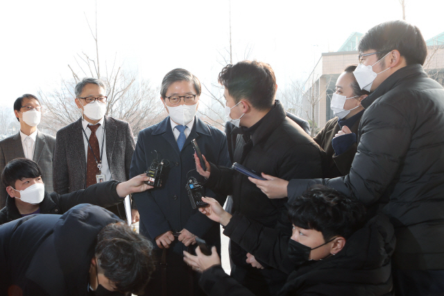 변창흠(가운데) 국토교통부장관 후보자가 7일 정부과천청사로 출근하는 중 취재진의 질문을 받고 있다. /사진제공=국토교통부