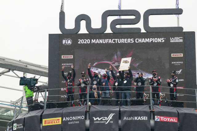 현대차 월드랠리팀이 지난 3~6일 이탈리아에서 열린 WRC 몬자 랠리에서 제조사 부문 종합 우승을 확정 짓고 환호하고 있다./사진제공=현대차