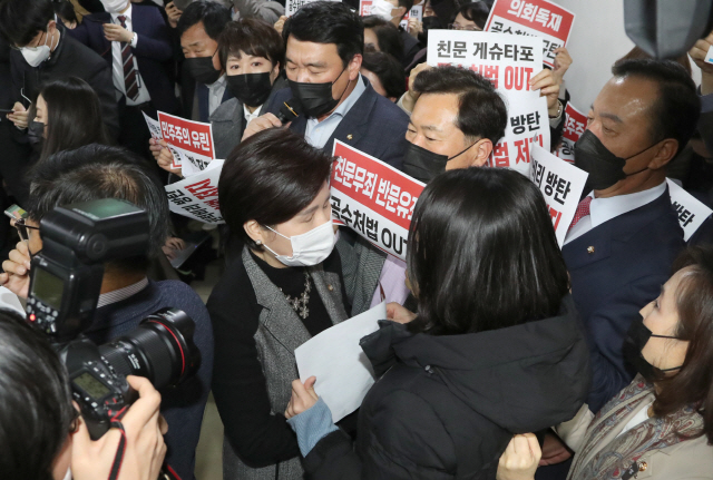 7일 오후 국민의힘 의원들이 더불어민주당의 공수처법 개정안 등 입법 강행에 맞서 국회 법사위 법안심사1소위 회의실 앞에 집결해 규탄 구호를 외치는 가운데 민주당 소속 백혜련 법안심사1소위 위원장이 국민의힘 의원들 사이를 뚫고 회의장으로 들어가고 있다. /연합뉴스