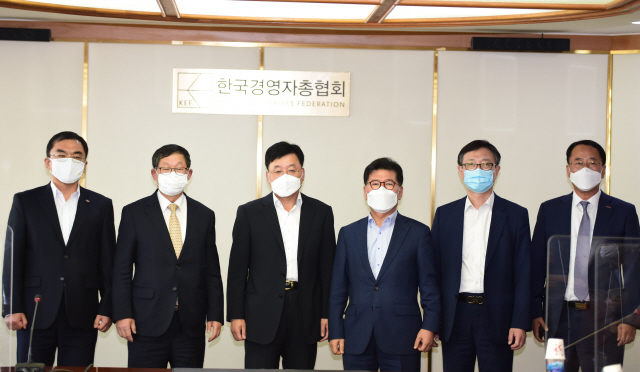 지난 10월 7일 6개 경제단체들이 한국경영자총협회 회관에서 정부여당이 추진하는 ‘기업규제 3법’에 공동대응하기 위한 긴급회의에 앞서 기념촬영을 하고 있다.