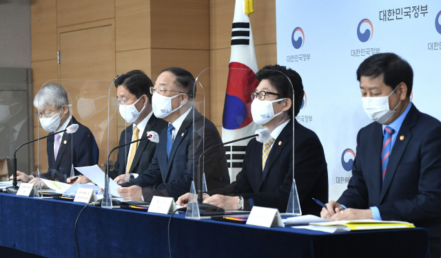 홍남기 경제부총리가 7일 오전 서울 종로구 정부서울청사에서 ‘2050 탄소 중립 실현 추진 전략’을 브리핑을 하고 있다. 최기영(왼쪽부터) 과학기술정보통신부 장관, 성윤모 산업통상자원부 장관, 홍 부총리, 조명래 환경부 장관, 구윤철 국무조정실장. /오승현기자