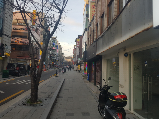 서울 성북구 고려대 인근 상권 가게들이 간판을 뗀 빈 점포 상태로 방치되고 있다. /방진혁기자
