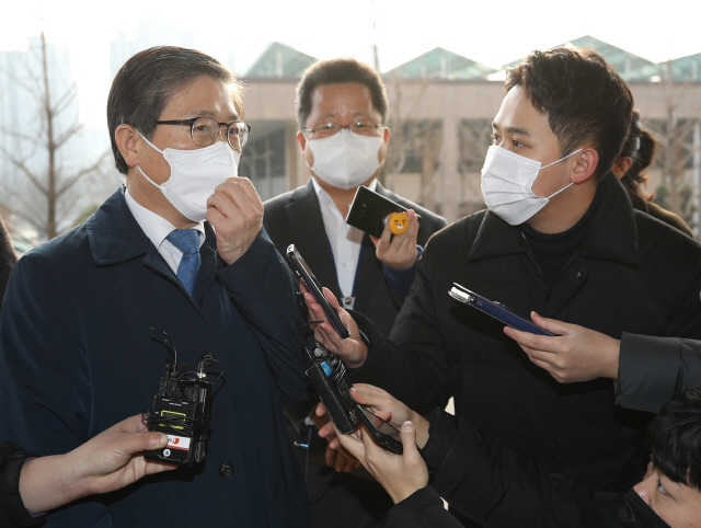 변창흠 국토교통부 장관 후보자가 지난 7일 오전 과천 서울지방국토관리청으로 출근하고 있다. /연합뉴스