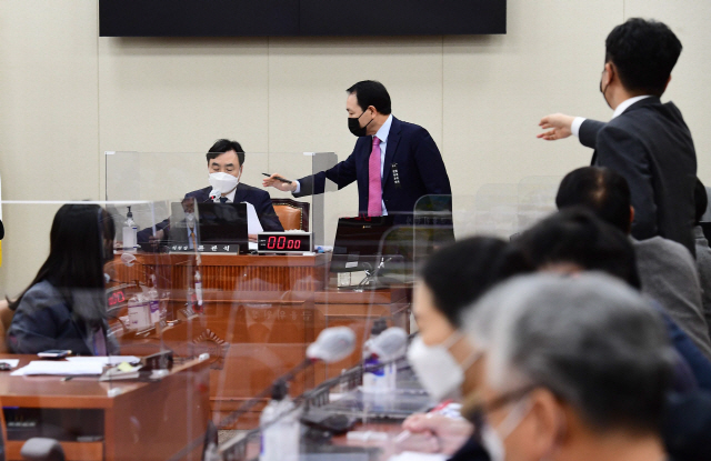 7일 국회에서 열린 정무위원회 전체회의에서 윤관석 정무위원장이 ‘사회적 참사 진상규명 및 안전사회 건설 등을 위한 특별법’(사참위법) 개정안, 금융그룹감독법 제정안·공정거래법 개정안 등이 상정되자 국민의힘 성일종 간사와 의원들이 항의하고 있다./ 연합뉴스