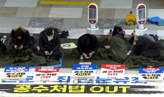 국민의힘 의원들이 8일 오전 서울 여의도 국회 로텐더홀에서 공수처법 개정안 강행처리에 항의하며 철야 농성을 벌이고 있다./권욱기자 2020.12.08