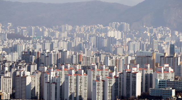 남산에서 바라본 강북 아파트./연합뉴스