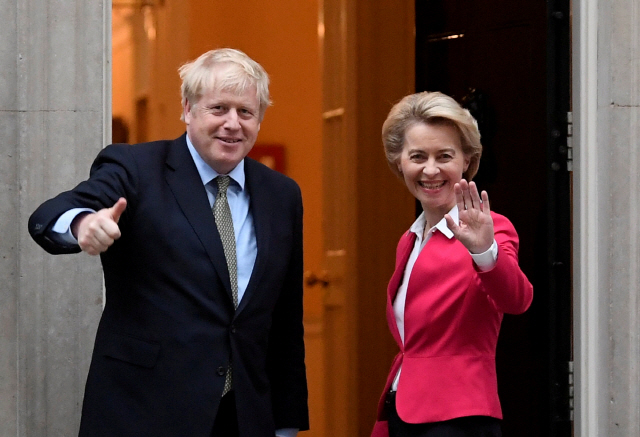 FILE PHOTO: Britain‘s Prime Minister Boris Johnson meets European Commission President Ursula von der Leyen in London, Britain January 8, 2020. REUTERS/Toby Melville/File Photo  보리스 존슨(왼쪽) 영국 총리가 지난 1월8일(현지시간) 런던을 방문한 우르줄라 폰데어라이엔 유럽연합(EU) 집행위원장을 총리 집무실로 안내하며 기자들을 향해 손을 흔들고 있다. 영국과 EU의 미래관계 협상이 교착 상태에 빠지자 양측 정상은 수일 내 만나 직접 담판을 짓기로 했다. /로이터연합뉴스