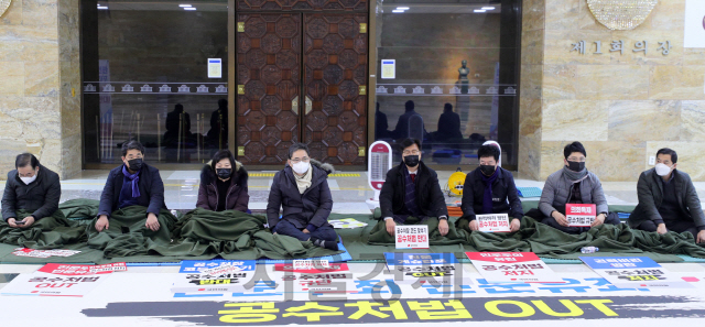 국민의힘 의원들이 8일 오전 서울 여의도 국회 로텐더홀에서 공수처법 개정안 강행처리에 항의하며 철야 농성을 벌이고 있다./권욱기자 2020.12.08