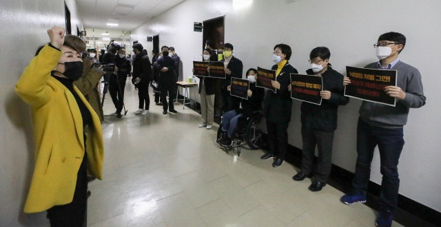 정의당 의원들이 8일 국회 법제사법위원회 앞에서 낙태법 개정안 제정을 촉구하고 있다. /연합뉴스