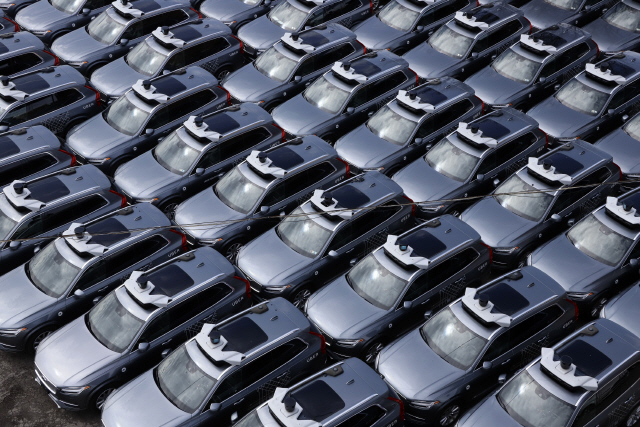 우버의 자율주행 장비를 장착한 볼보 SUV들이 지난 3월 펜실베이니아주 피츠버그의 한 주차장에 빼곡히 주차돼 있다. /AP연합뉴스