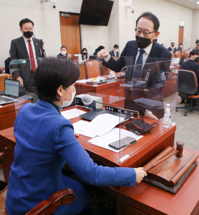 8일 오전 서울 여의도 국회 법제사법위원회에서 열린 '고위공직자범죄수사처 설치 및 운영에 관한 법률 일부개정법률안에 대한 안건조정위원회'에서 백혜련 위원장이 의사봉을 두드리는 가운데 김도읍 의원이 위원장 선출에 대해 항의하고 있다./권욱기자 2020.12.08