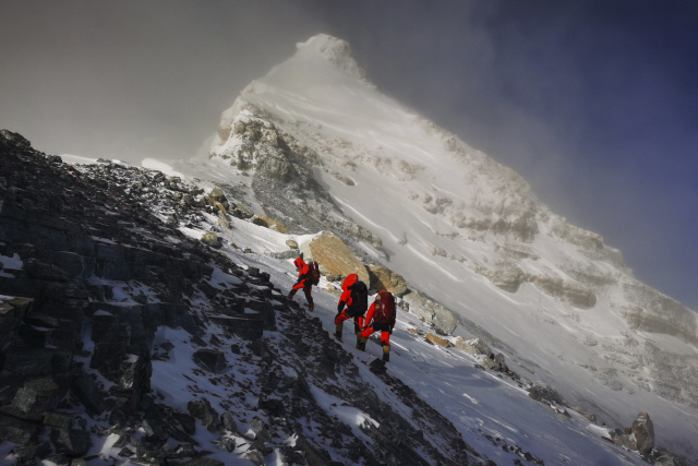 지난 5월 27일 중국의 측량팀이 에베레스트산 정상을 향해 산을 오르고 있다. /AP연합뉴스