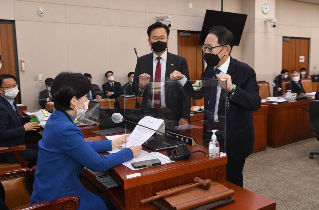 8일 오전 서울 여의도 국회 법제사법위원회에서 열린 ‘고위공직자범죄수사처 설치 및 운영에 관한 법률 일부개정법률안에 대한 안건조정위원회’에서 김도읍, 유상범 국민의힘 의원이 백혜련 위원장의 회의 비공개 조치에 항의하고 있다. /연합뉴스