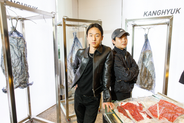 손상락(왼쪽)·최강혁 디자이너가 지난 7일 서울 강남구에 위치한 편집숍 ‘비이커’ 청담점에 마련된 브랜드 ‘강혁’ 전시 공간에서 포즈를 취하고 있다. /사진 제공=삼성물산 패션부문